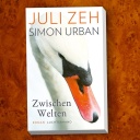 Buchcover von "Zwischen Welten" von Juli Zeh und Simon Urban.