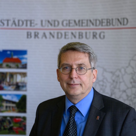 Oliver Hermann (parteilos), Bürgermeister von Wittenberge und Präsident des Städte- und Gemeindebundes Brandenburg, nimmt an der Mitgliederversammlung 2024 des Städte- und Gemeindebundes Brandenburg teil.
