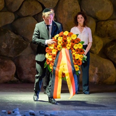 Bundesaußenminister Johann Wadephul legt in der israelischen Gedenkstätte Yad Vashem einen Kranz nieder.