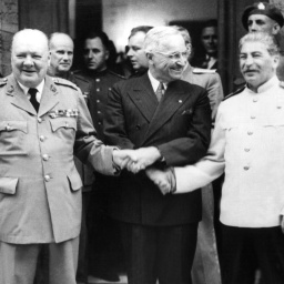 (L-R:) Winston Churchill, Harry S. Truman und Josef Stalin reichen sich die Hände bei der Potsdamer Konferenz 1945.