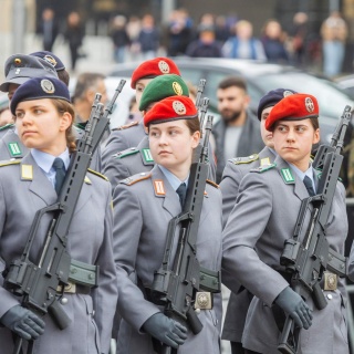 Bei einem öffentlichen Appell der Offiziersschule des Heeres werden junge Soldatinnen verabschiedet.