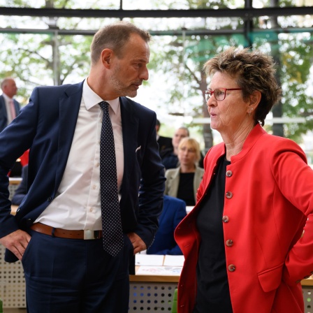 Sabine Zimmermann (r), Co-Vorsitzende des BSW Sachsen, und Jörg Scheibe, Co-Vorsitzender des BSW in Sachsen, stehen vor Beginn der konstituierenden Sitzung des Sächsischen Landtages im Plenarsaal.