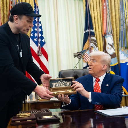Tesla-Chef Elon Musk erhält im Oval Office von Donald Trump eine Geschenk-Schatulle mit einem goldenen Schlüssel