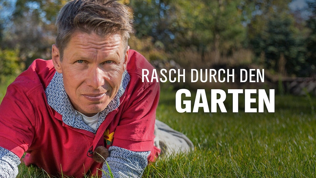 Garten-Profi Peter Rasch liegt bäuchlings auf dem Rasen.