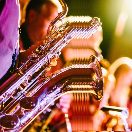 Die Band Oregon hält glücklich ihre Instrumente in der Hand und lächelt in die Kamera