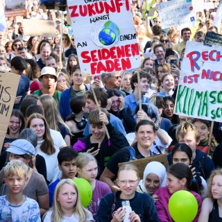Junge Menschen demonstrieren für ihre Zukunft.