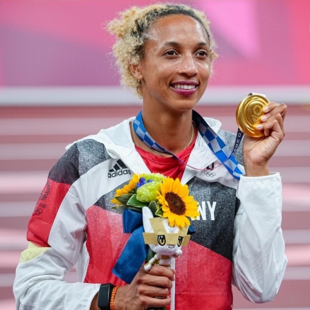 Weitspringerin Malaika Mihambo aus Deutschland mit Goldmedaille bei der Siegerehrung.