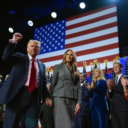 Donald Trump gestikuliert neben Melania Trump bei einer Wahlparty zu den US-Wahlen im Palm Beach Convention Center.