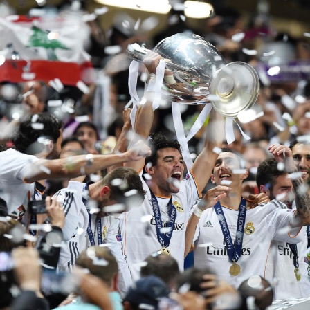 Spieler von Real Madrid mit dem Champions-League-Pokal nach dem Erfolg 2014
