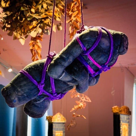 Eine Skulptur hängt von der Decke in der Ausstellung "Musafiri" im Haus der Kulturen der Welt.