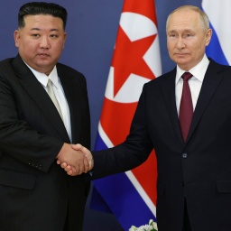 Wladimir Putin gibt Kim Jong-un die Hand.