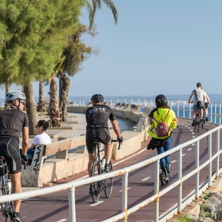 Radfahrer auf Strandpromenade, Av. de Gabriel Roca, Palma, Mallorca