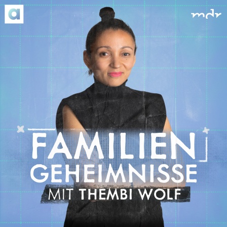 Cover für den Podcast "Familiengeheimnisse" Host Thembi Wolf blickt mit verschränkten Armen lächelnd in die Kamera, schwarzes ärmelloses Kleid, schwarze Haare zu einem Dutt, pinker Lippenstift