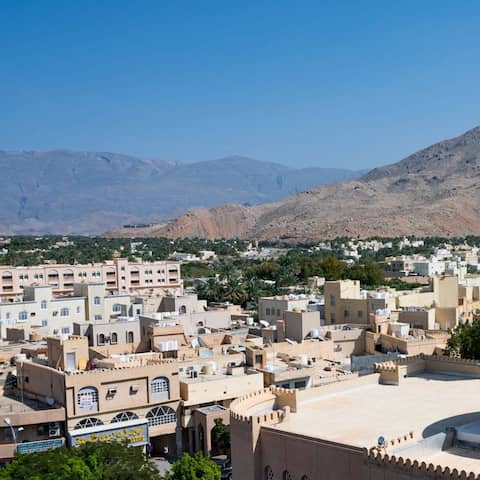 Blick auf die omanische Stadt Nizwa (Foto: imago images / Andia)