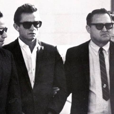 Johnny Cash, Mitte, wird vom Gefängnis von El Paso County in das Bundesgerichtsgebäude verlegt.