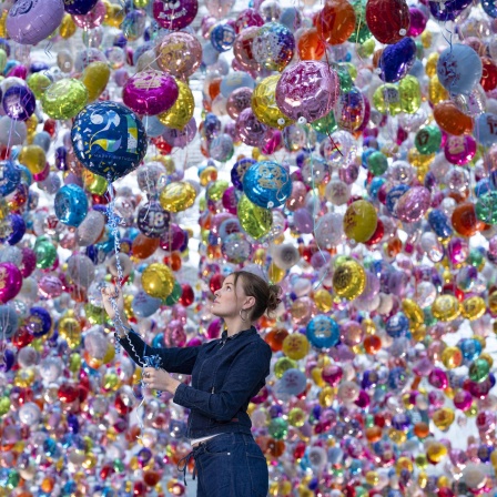 Die britische Suizid-Präventions-Organisation Calm lässt in London tausende Luftballons aufsteigen als Symbol für Jugendliche, die durch Suizid ums Leben kamen. (Bild: picture alliance/empics/David Parry Media Assignments)