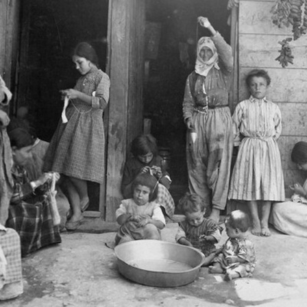Ein armenisch-amerikanisch gefördertes Flüchtlingslager in Aleppo, Syrien, um 1922. Das Originalbild war eine Postkarte, die verwendet wurde, um Geld für das Lager zu sammeln. Mit Hilfe von Missionaren fertigten diese Flüchtlinge, zumeist Frauen und Kinder aus der Umgebung von Kharpert, dem historischen Armenien, Handarbeiten an, die sie verkauften und mit deren Erlös sie ihren Lebensunterhalt und die Überfahrt in die Vereinigten Staaten finanzierten.
