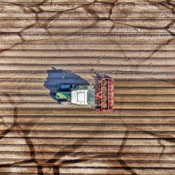Collage: Eine landwirtschaftliche Maschine im Einsatz und ausgetrockneter Boden
