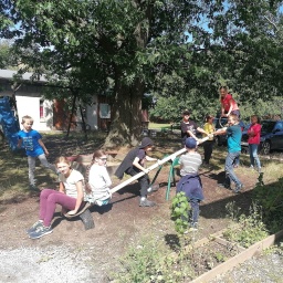 Kinder spielen und basteln in Radibor.