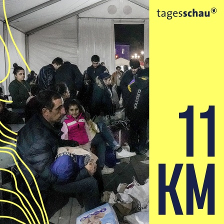 Eine Gruppe Flüchtlinge in einem Zelt in Goris, Armenien. 