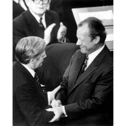 Willy Brandt (rechts, SPD) gratuliert am 16. Mai 1974 seinem Nachfolger Helmut Schmidt (SPD), der neuer Bundeskanzler ist