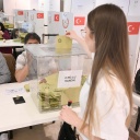 Eine Frau wirft einen Umschlag mit Ihrer Stimme zur Präsidentschaftswahl in der Türkei in einem Wahllokal in einem ehemaligen Kaufhaus in der Münchner Innenstadt in eine Wahlurne. Bei einer Stichwahl ums Präsidentenamt sind Türken in Bayern zur Wahl aufgerufen.