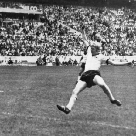 Karl-Heinz Schnellinger schießt bei der WM 1970 das Tor gegen Italien zum 1:1-Ausgleich.