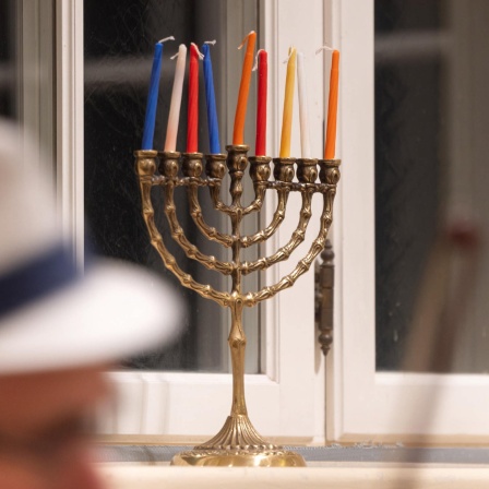 Auf einer Fensterbank steht der traditionelle jüdische Leuchter, die Menora