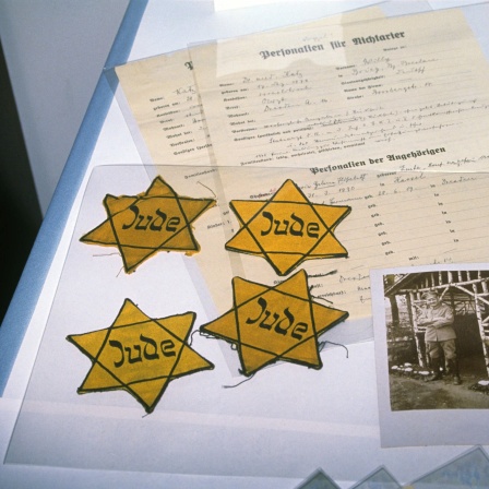 Im Holocaust Museum in Washington werden am 13.03.1990 Judensterne und Dokumente aus dem Dritten Reich ausgestellt.