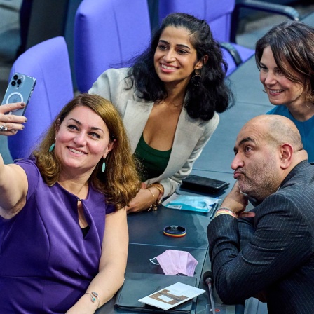 Abgeordnete im Bundestag machen gemeinsam ein Selfie