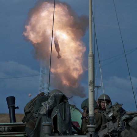 Israelische Soldaten feuern eine Mörsergranate an der Grenze zwischen dem Gazastreifen und Israel ab, während die Kämpfe zwischen israelischen Truppen und der Hamas anhalten.