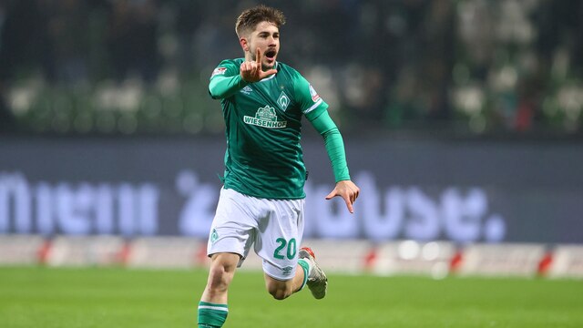 Romano Schmid von Werder Bremen jubelt nach seinem Treffer zum 1:0 gegen Erzgebirge Aue