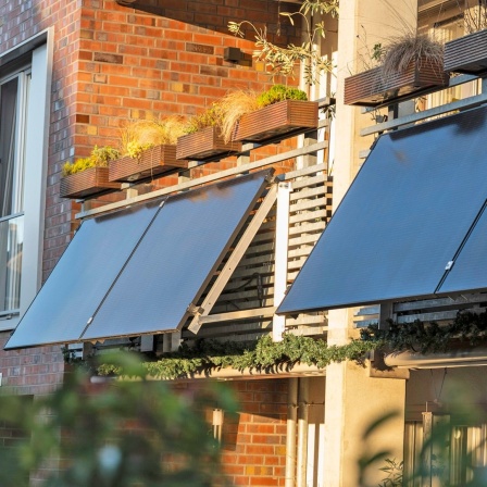 Solarmodule eines Balkonkraftwerke an einem Mehrfamilienhaus.