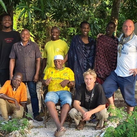 Danny Netto (rechts außen) mit dem Team seines Künstlercamps "Garden of Komba"
