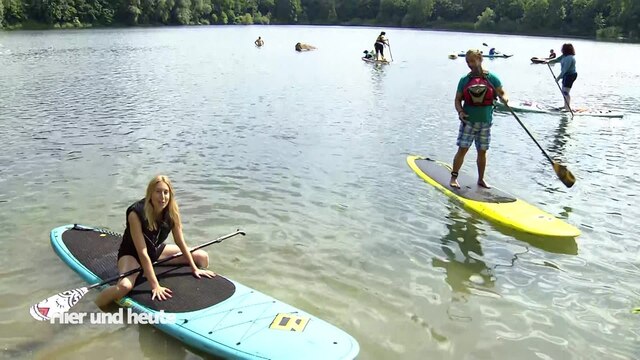Anke Kahle sitzt auf einem Stand-Up Paddle in einem See bei Moers.