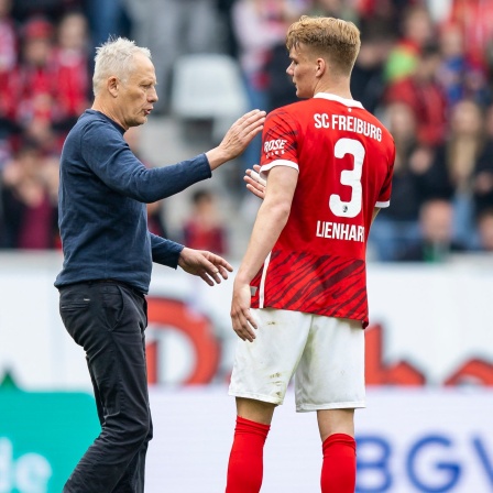 Freiburgs Trainer Christian Streich klatscht nach dem Spiel gegen Borussia Mönchengladbach mit Philipp Lienhardt ab