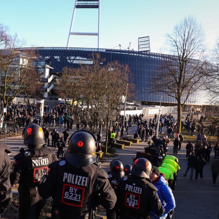 Polizei vor dem Werderstadion in Bremen