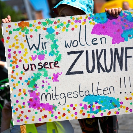 Ein Kind hält bei einer Demonstration des Bündnisses «Bildungswende jetzt!» während der Jugend- und Familienministerkonferenz (JFMK) ein Plakat mit der Aufschrift «Wir wollen unsere Zukunft mitgestalten!».