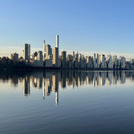 Die Skyline von Manhattan spiegelt sich im Wasser. (Quelle: Picture Alliance)