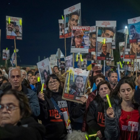  Israelis demonstrieren zum sechsten Mal seit dem Krieg zwischen Israel und der Terrororganisation Hamas und fordern die Freilassung der von der Hamas in Gaza festgehaltenen Geiseln. 