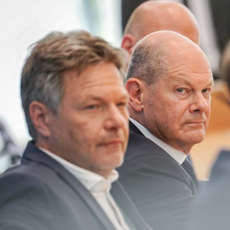 undeskanzler Olaf Scholz (SPD, M), Robert Habeck (l, Bündnis 90/Die Grünen), Bundesminister für Wirtschaft und Klimaschutz, und Christian Lindner (FDP), Bundesminister der Finanzen, nehmen an einer Pressekonferenz zum Haushaltsplan 2025 teil. 