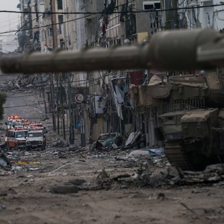 Krankenwagen stehen in der Nähe eines Panzers der israelischen Streitkräfte im Gazastreifen. (Bild. Victor R. Caivano/AP/dpa)