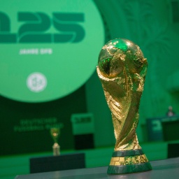 FIFA WM Pokal im Mittelgang der Kongresshalle auf dem Weg zur Buehne , im Hintergrund 125 Jahre DFB auf der Videoleinwand 24.01.2025