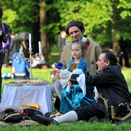Zu einem viktorianischen Picknick treffen sich Wave-Gotik Teilnehmer im Clara-Zetkin-Park Leipzig