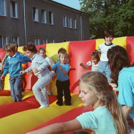 Spielende Kinder eines Wohnheims für ausländische Bürger in Köpenick-Hessenwinkel bei einem Kinderfest im Oktober 1991. Rund 300 jüdische Bürger aus der gesamten UdSSR leben hier. Sie haben Kontingent-Flüchtlingsstatus.