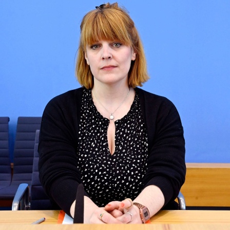 Pia Lamberty bei der Bundespressekonferenz zur Jahresbilanz rechte Gewalt 2021 und Coronaleugner-Gewalt im Haus der Bundespressekonferenz.