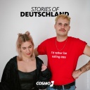 Eine Frau mit einem dunklen Oberteil und ein Mann mit einem knallroten T-Shirt stehen vor einer weißen Wand, dazu ist der Schriftzug von STORIES OF DEUTSCHLAND zu sehen.