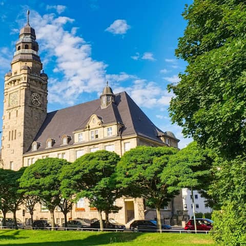 Das Rathaus von Wittenberge im Sonnenschein (Foto: imago images / Imagebroker)