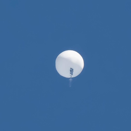 Ein Ballon an dem Elektronik hängt