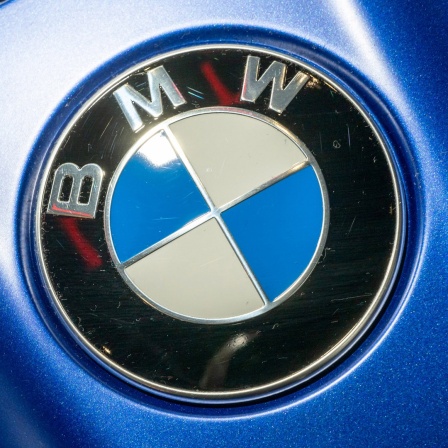 Das BMW-Logo ist in der BMW-Welt auf einem Fahrzeug der Marke an der Motorhaube angebracht.